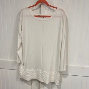 Tint & Shadow: white, soft, scoop neck,pullover size L